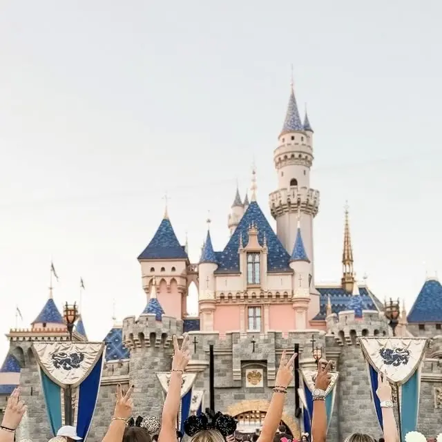 Cover of Dani’s Instagram post with Howard Johnson Hotel